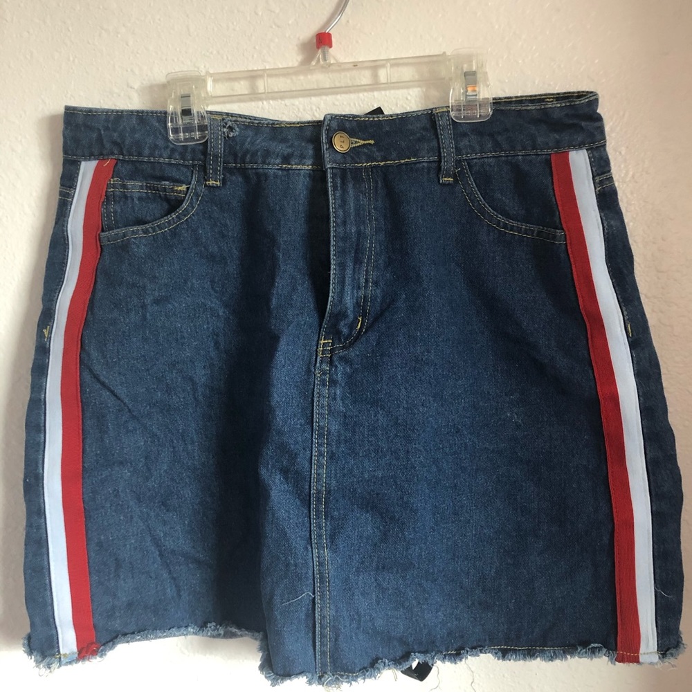 Pretty little thing skirt. Never worn (NEED GONE)